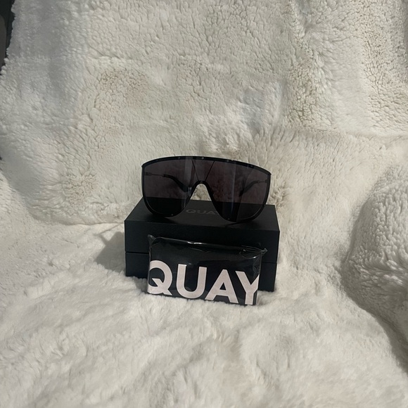 Quay Australia Black Sunglasses on set - Picture 7 of 7